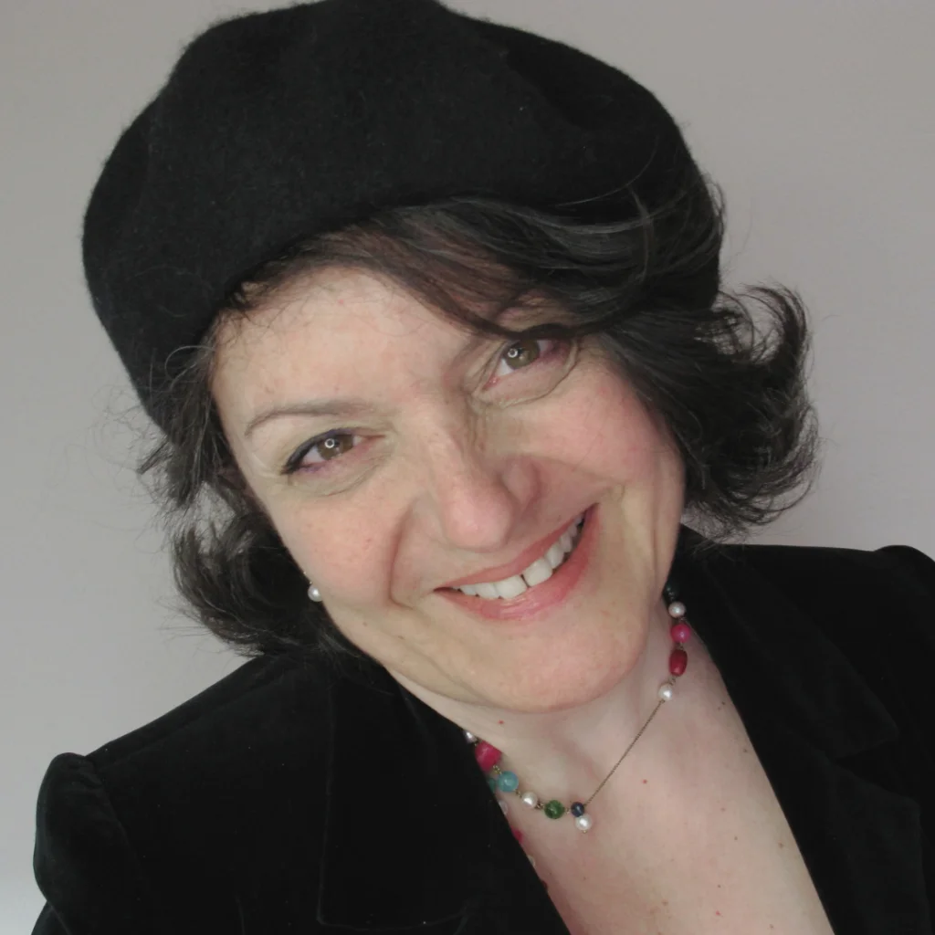 Enrica Roncuzzi sorridente con il cappello